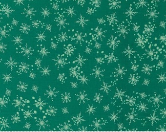 Op de afbeelding: Groene stof met een wit sneeuwvlokkenpatroon. De stof heeft een subtiele textuur en is perfect voor quilten, naaien en knutselen.