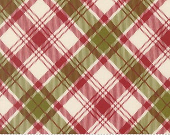 Könnte beinhalten: Ein Stoffmuster mit einem diagonalen Schottenkaro-Muster in Rot, Olivgrün und Creme. Das Textil zeigt ein sich wiederholendes Kreuzdesign mit dünnen weißen Linien, die die farbigen Bänder durchschneiden. Ein Lineal ist am unteren Rand sichtbar.