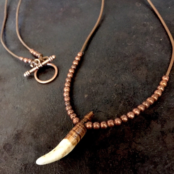 Collier dent de loup sur un cordon de cuir marron foncé avec des perles de couleur cuivre, collier de dent de loup, bijoux de dent de loup, collier de crocs de loup, wol