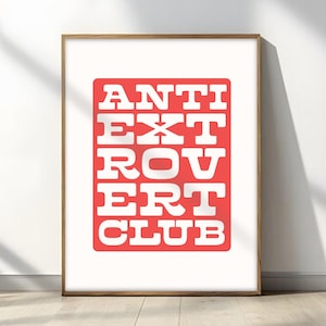 Puede incluir: Una impresión enmarcada con un fondo rojo y texto blanco que dice "ANTI EXTROVERT CLUB".