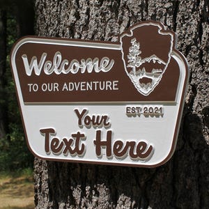 Letreros personalizables para acampar en parques nacionales / Letrero de entrada para campamento en PVC resistente a la intemperie / Bienvenido al NPS Nombre al aire libre Dirección de la cabaña