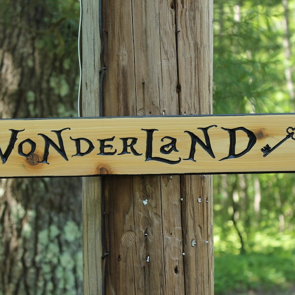 Letrero de flecha de cedro tallado a medida: destino ficticio, regalo para amantes de la lectura