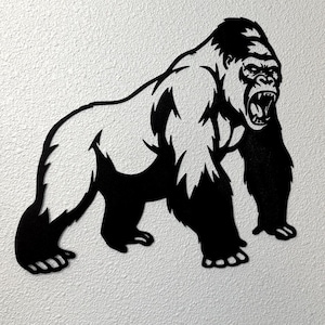 Könnte beinhalten: Schwarze Silhouette eines Gorillas mit einem wütenden Ausdruck, der auf einer weißen Wand mit einem grünen und grauen Streifen am Boden steht.