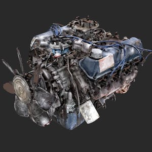 Pode incluir: Imagem detalhada de um motor de carro antigo, mostrando seus intrincados componentes mecânicos. O motor apresenta uma ventoinha, fiação azul e uma tampa de válvulas azul. As peças metálicas mostram sinais de desgaste, dando-lhe uma aparência envelhecida.