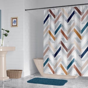 Peut inclure: Un rideau de douche avec un motif chevron vertical répétitif dans des tons bleu marine, terre cuite, beige et blanc. Le design présente une alternance de bandes de couleurs unies et de textures à fines lignes horizontales sur le tissu.