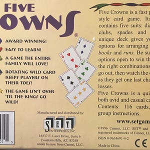 Puede incluir: Caja del juego de cartas Five Crowns. La caja es de color beige con el t&iacute;tulo del juego en morado. La parte posterior de la caja tiene detalles del juego e ilustraciones de cartas. El juego incluye 116 cartas y es adecuado para solitario o juego en grupo.