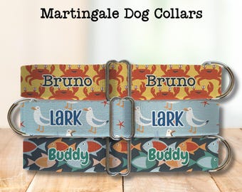 Puede incluir: Tres collares Martingale para perros con diferentes diseños. El collar superior es amarillo con cangrejos rojos y el nombre "Bruno". El collar del medio es azul claro con gaviotas y el nombre "Lark". El collar inferior es azul marino con peces y el nombre "Buddy".