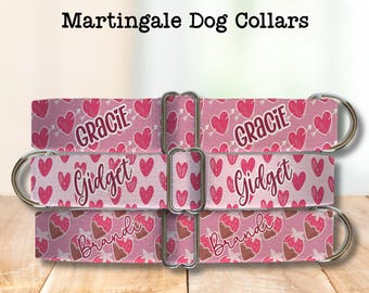Puede incluir: Tres collares de perro martingale rosas con patrones de corazones y flechas. Cada collar tiene un nombre diferente: Gracie, Gidget y Brandi. El texto "Martingale Dog Collars" está en la parte superior de la imagen.