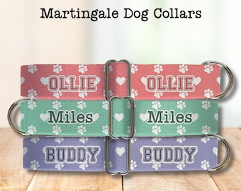 Puede incluir: Tres collares martingale personalizados para perros en tonos rosa, verde menta y morado. Cada collar presenta un nombre en una fuente universitaria, rodeado de huellas de patas y corazones. El texto "Martingale Dog Collars" está en la parte superior.