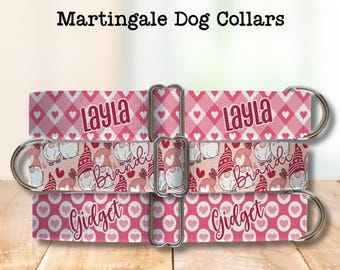 Puede incluir: Tres collares martingale personalizados para perros. El collar superior es rosa con un patrón de diamantes y el nombre "Layla". El collar del medio tiene gnomos y el nombre "Brandi". El collar inferior es rosa con corazones y el nombre "Gidget".