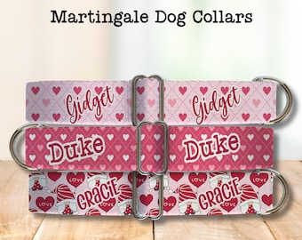 Puede incluir: Tres collares Martingale para perros con nombres y diseños. El collar superior es rosa claro con corazones y el nombre "Gidget". El collar del medio es rosa oscuro con corazones y el nombre "Duke". El collar inferior tiene gnomos y el nombre "Gracie".