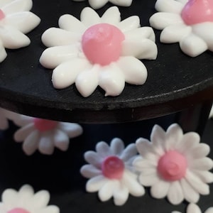 Royal Icing Daisies: Pink Center Cake & Cupcake Toppers (1 Dozen)