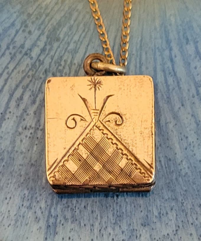 Antique Signed Merrill Gold Filled Locket With 18