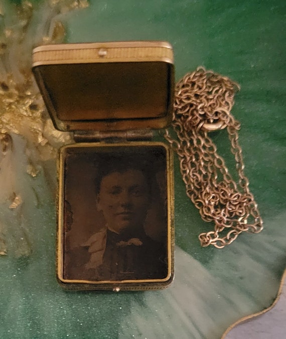 Gorgeous Victorian Locket with 1800's Tintype - image 1