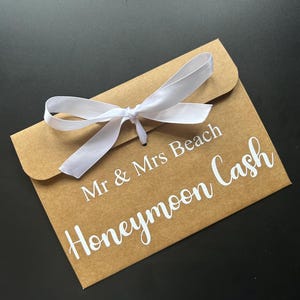 Gepersonaliseerde huwelijksreis cash kraft bruine geschenkenvelop met lint | Voor geld/tegoedbonfoto's | Geliefden Veel lintkleuren beschikbaar |