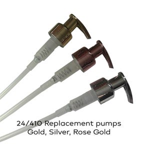 Può includere: Tre pompe di ricambio dorate, argentate e oro rosa. Ogni pompa ha un tubo di plastica trasparente e una parte superiore metallica. Il testo "24/410 Replacement pumps Gold, Silver, Rose Gold" è stampato sull'immagine.