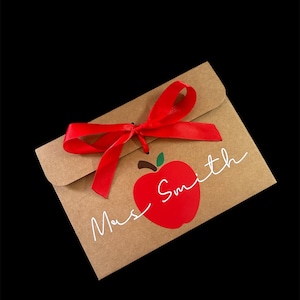 Gepersonaliseerde appel met naam kraft bruin cadeauenvelop met lint voor geld/voucher | Geliefden | Veel lintkleuren Leraar I