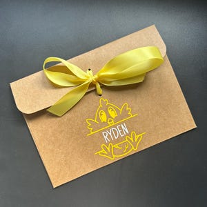Personalisierte Ostern Küken Kraft Braun Geschenk Umschlag mit Band | Für Geld-/Gutscheinfotos | Lieben Menschen | Viele Bandfarben erhältlich