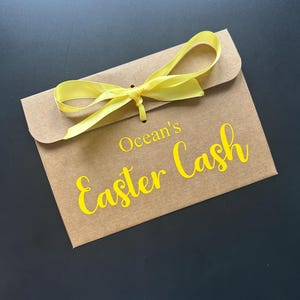 Personalisierter Osterbargeld mit Name Kraft Braun Geschenk-Umschlag mit Band Für Geld / Gutschein | Lieben Menschen | Viele Bandfarben erhältlich