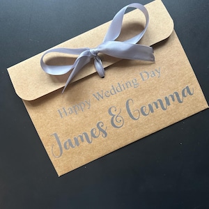 Enveloppe-cadeau kraft marron pour le JOUR DU MARIAGE personnalisée avec ruban | Pour de l'argent / Photos de bon d'achat | proches | Beaucoup de couleurs de ruban disponibles |