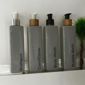 Graue quadratische 250ml Flasche mit Pumpe nach Wahl | Nachfüllbarer wiederverwendbarer Kunststoffspender | Personalisiert mit jedem Wort | Küchen/Badezimmer Lotion