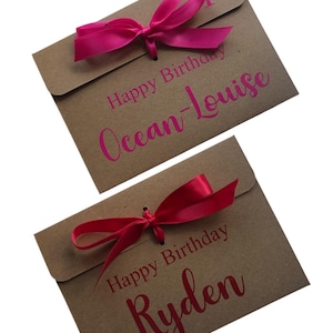 Personalisierter GEBURTSTAG Meilenstein Kraft Brauner Geschenk Umschlag mit Band Für Geld / Gutschein | Lieben Menschen | Viele Bandfarben Name und Alter