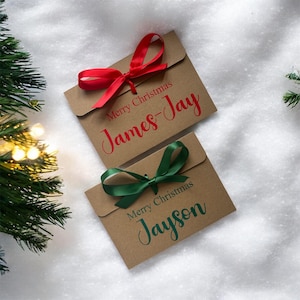 Personalisierte Weihnachten Kraft Brown Geschenk Umschlag mit Band | Geldgeschenk/Gutschein Geschenk für liebe Menschen | Viele Bandfarben erhältlich Wichtel