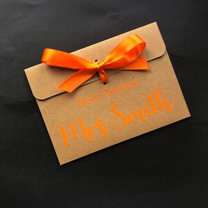 Enveloppe cadeau personnalisée BEST TEACHER kraft marron avec ruban | Pour de l'argent / Photos de bon d'achat | proches | Beaucoup de couleurs de ruban disponibles |