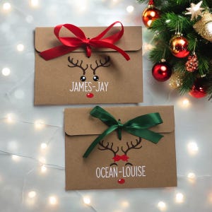 Sobre de regalo marrón kraft con reno personalizado y lazo. Ideal para dinero, vales, regalos para seres queridos y muchos colores de lazo. Amigo invisible.