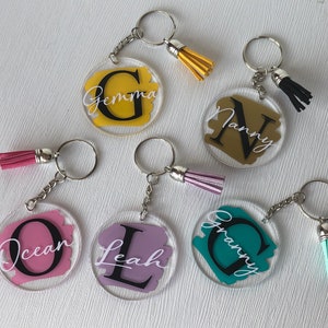 Llavero con borla / Inicial y nombre / Regalo / Presente / Profesor / Amigo / Familia / Boda / Fiesta / Acrílico personalizado / Relleno de calcetín navideño