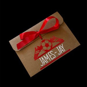 Chaussures de football personnalisées avec enveloppe cadeau marron kraft nominée avec ruban pour de l'argent/un bon | Proches| Beaucoup de couleurs de ruban disponibles