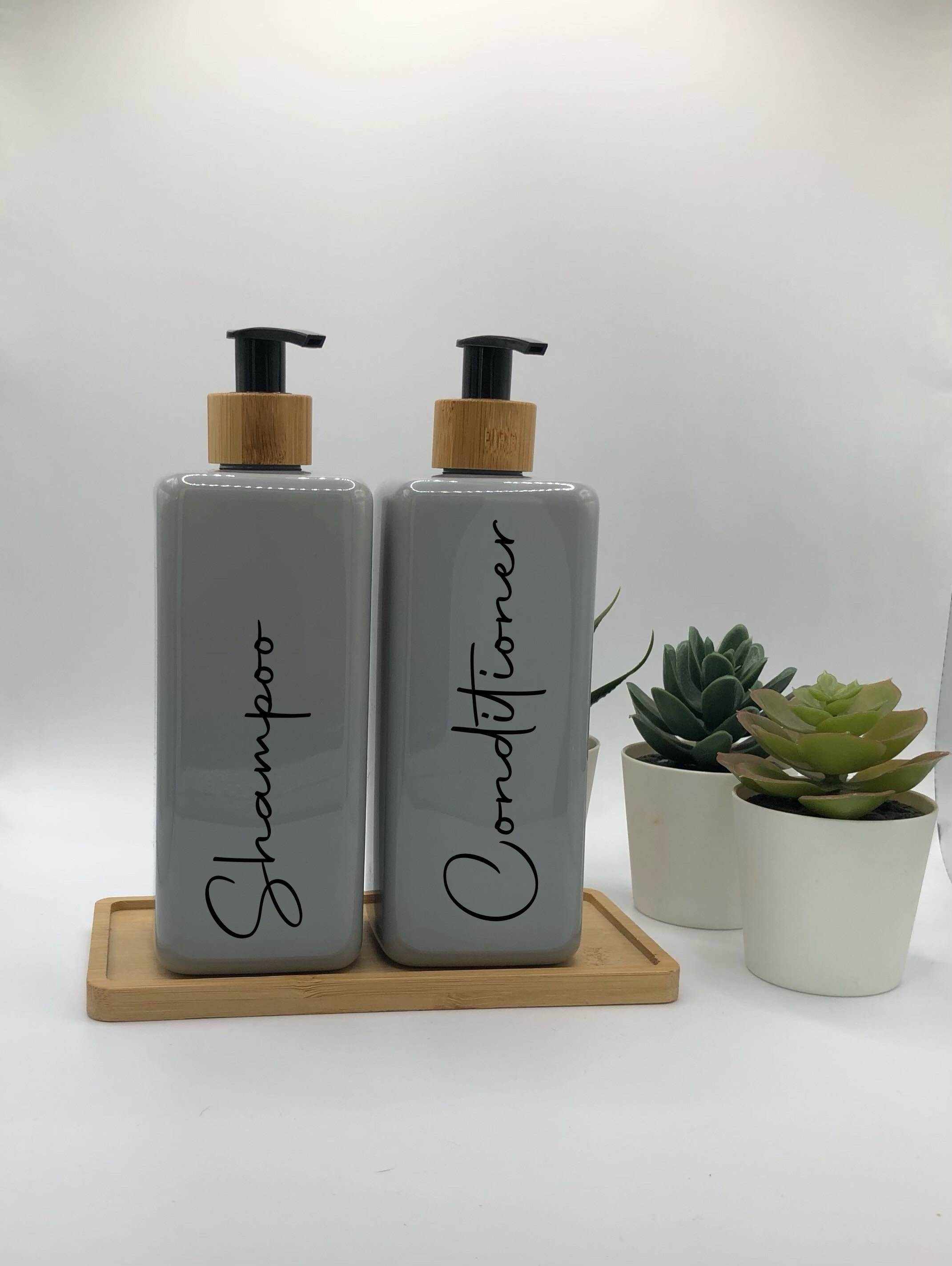 Graue quadratische Flasche mit schwarzem Bambuspump | 250ml/500ml | Nachfüllbarer Wiederverwendbarer Kunststoffspender | Personalisiert mit jedem Wort | Pumpflasche