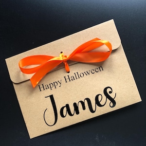 Personalisierte Happy Halloween Kraft Braun Geschenk Umschlag mit Band | Für Geld/Gutschein | Lieben Menschen | Viele Bandfarben | Namen