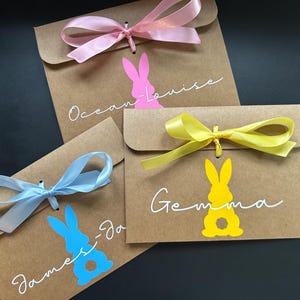 Personalisierte Osterhase Silhouette Kraft Braun Geschenk Umschlag mit Band | Für Geld-/Gutscheinfotos | Viele Bandfarben erhältlich
