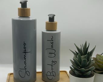 Graue Röhrenflasche mit schwarzer Bambuspump | 250ml / 500ml nachfüllbarer wiederverwendbarer Plastikseifenspender | Personalisiert mit jedem Wort | Lotion