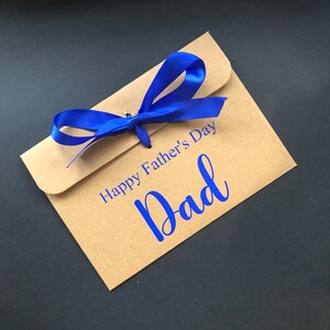 Sobre de regalo personalizado para el Día del Padre en papel kraft marrón con lazo / Para dinero, cupones, seres queridos / Cinta de varios colores / Nombre