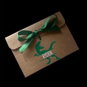Gepersonaliseerde dinosaurus met naam kraftpapier bruine geschenkenvelop met lint voor geld/tegoedbon | Geliefden | Veel lintkleuren beschikbaar