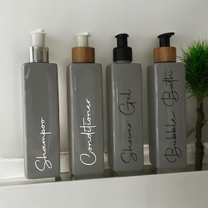 Graue quadratische 250ml Flasche mit Pumpe nach Wahl | Nachfüllbarer wiederverwendbarer Kunststoffspender | Personalisiert mit jedem Wort | Küche/Bad | Lotion