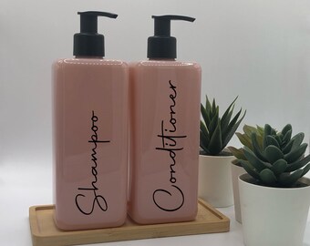 Personalisierte, quadratische Seifenspenderflasche in Rosa mit mattschwarzer Pumpe: 250 ml & 500 ml