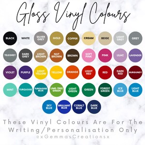 K&ouml;nnte beinhalten: Eine Farbkarte mit gl&auml;nzenden Vinylfarben, darunter Schwarz, Wei&szlig; und verschiedene Graut&ouml;ne, Braun, Rosa, Lila und Blau. Der Text lautet "Gloss Vinyl Colours" und "These Vinyl Colours Are For The Writing/Personalisation Only."