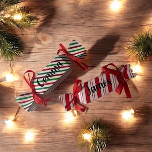 Personalisierte Weihnachtscracker-förmige Geschenkbox: Rot oder grün gestreifte befüllbare Leckerlibox