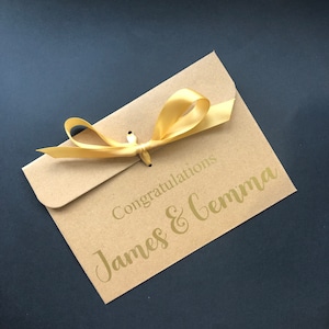 Gepersonaliseerde GEFELICITEERD kraftbruine cadeau-envelop met lint | Voor geld/tegoedbon | Geliefden Veel lintkleuren beschikbaar | Naam: