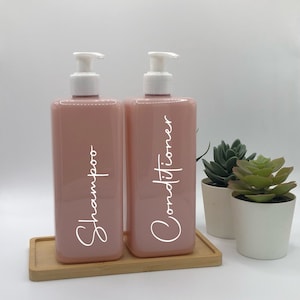 Rosa quadratische Flasche mit weißer Pumpe | 250 ml / 500 ml nachfüllbarer wiederverwendbarer Kunststoffspender | Personalisiert mit jedem Wort | Küche Badezimmer