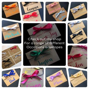 K&ouml;nnte beinhalten: Kraftpapier-Umschl&auml;ge mit farbigen B&auml;ndern und handgeschriebenen Nachrichten f&uuml;r verschiedene Anl&auml;sse. Der Text enth&auml;lt "Frohe Weihnachten", "Happy Valentine's Day" und Namen wie "Gemma" und "Jayson". Das Bild enth&auml;lt auch den Text "Besuchen Sie meinen Shop f&uuml;r eine Reihe von Umschl&auml;gen f&uuml;r verschiedene Anl&auml;sse."