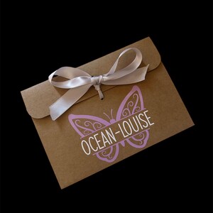 Sobre de regalo marrón kraft con mariposa personalizada y nombre, con cinta para dinero, cupones o seres queridos. Disponible en varios colores.