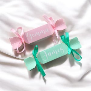 Geschenkdoos vulbare crackervorm - aangepaste naam - roze of mint Feestbedankje