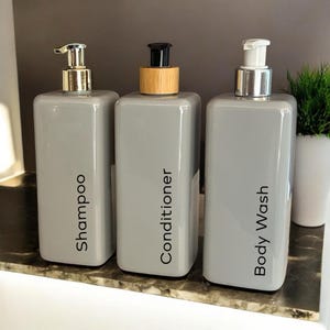 Graue quadratische 500ml Flasche mit Pumpe nach Wahl | Nachfüllbarer wiederverwendbarer Kunststoffspender | Personalisiert mit jedem Wort | Küche/Badezimmer