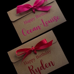 Busta regalo personalizzata in carta kraft marrone per compleanno con nastro per denaro/buono/persona cara/nastro disponibile in tanti colori, nome ed età