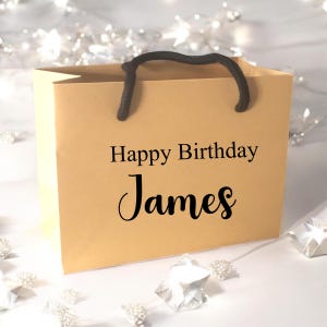 Bolsa de regalo de cumpleaños marrón kraft con asa de cuerda personalizada con nombre, tamaño pequeño, mediano y grande, ideal como regalo de mesa o sorpresa.