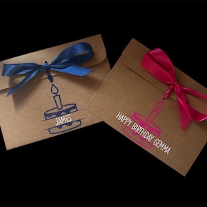 Torta di compleanno personalizzata con nome, busta regalo in carta kraft marrone con nastro per denaro/buono/persona cara/disponibile in molti colori di nastro